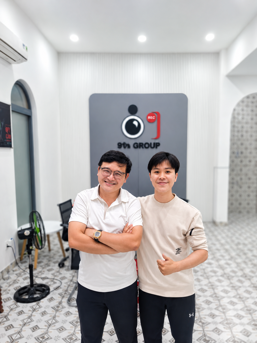Vu Duc Thanh with a client